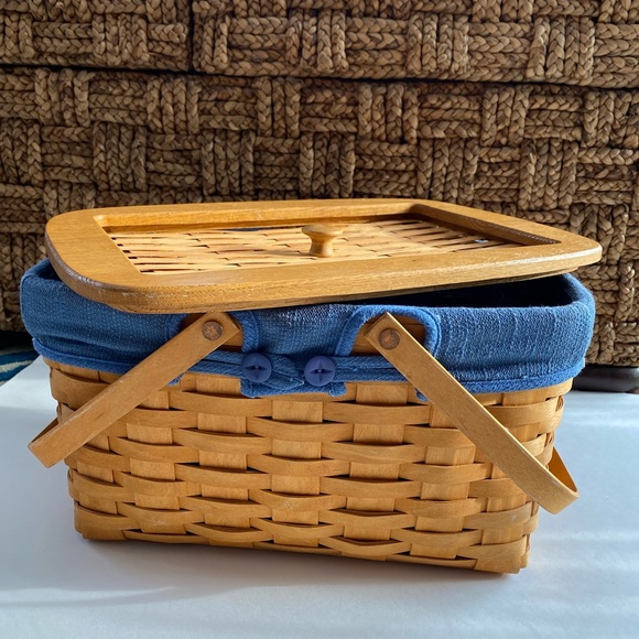 Longaberger Picnic Basket with Lid Plastic Liner and Fabric Liner
